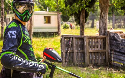 Joueur de paintball équipé avec casque et lanceur